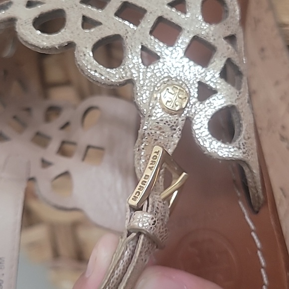 🌻 TORY BURCH NORI CORK WEDGE GOLD METALLIC SANDALS. - Picture 8 of 15